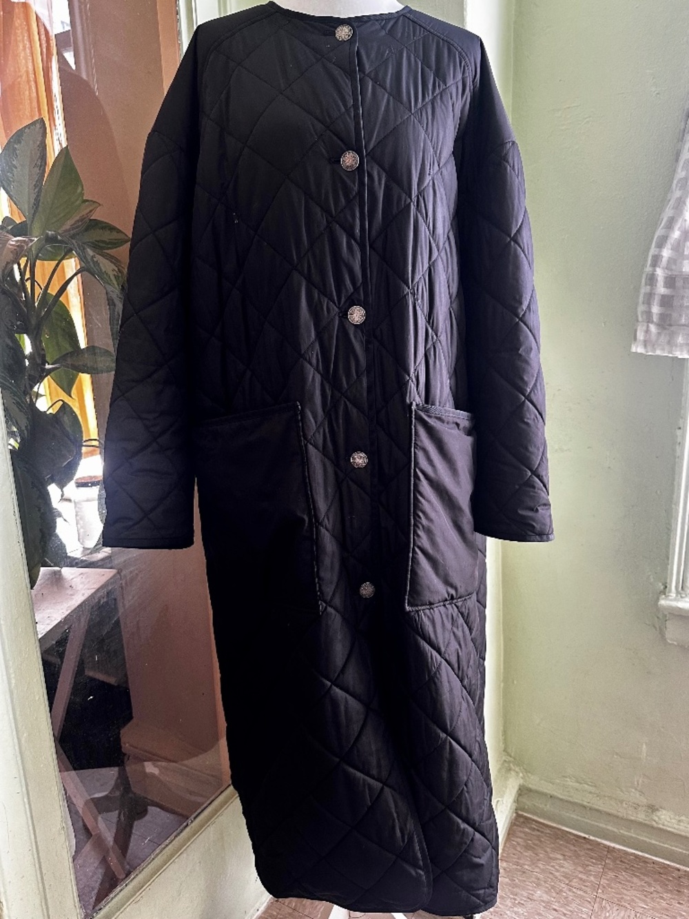 Very stylish lightweight nylon quilted button front coat-Large
